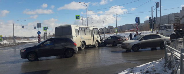 В Омске семилетний ребенок пострадал в аварии с участием автобуса